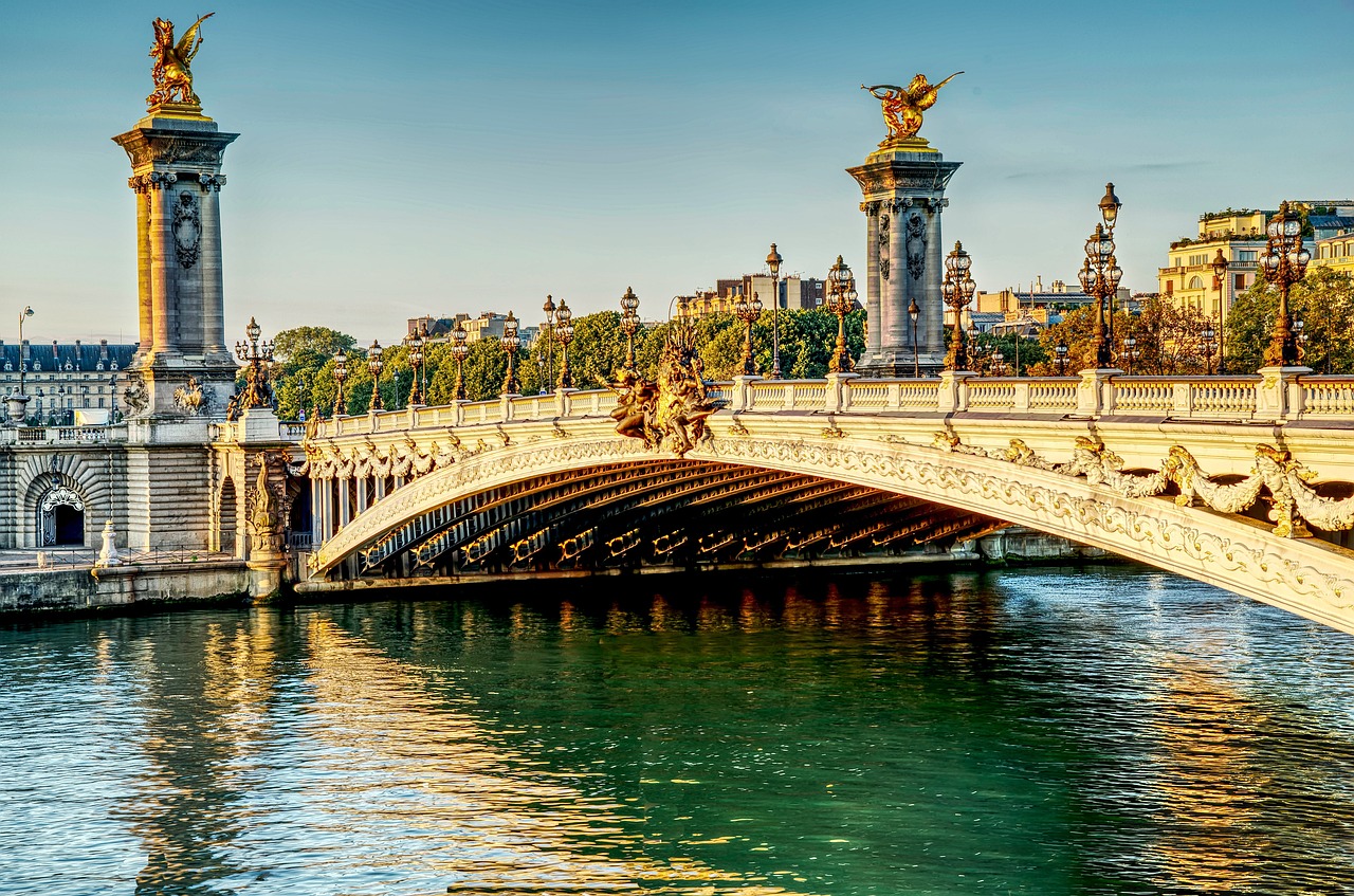 Why is the Pont Alexandre III important?