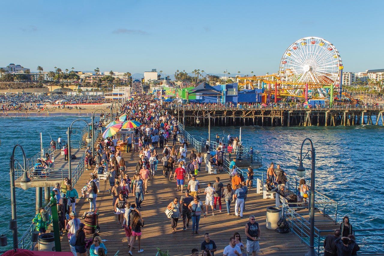 How to Travel to Santa Monica on a Budget