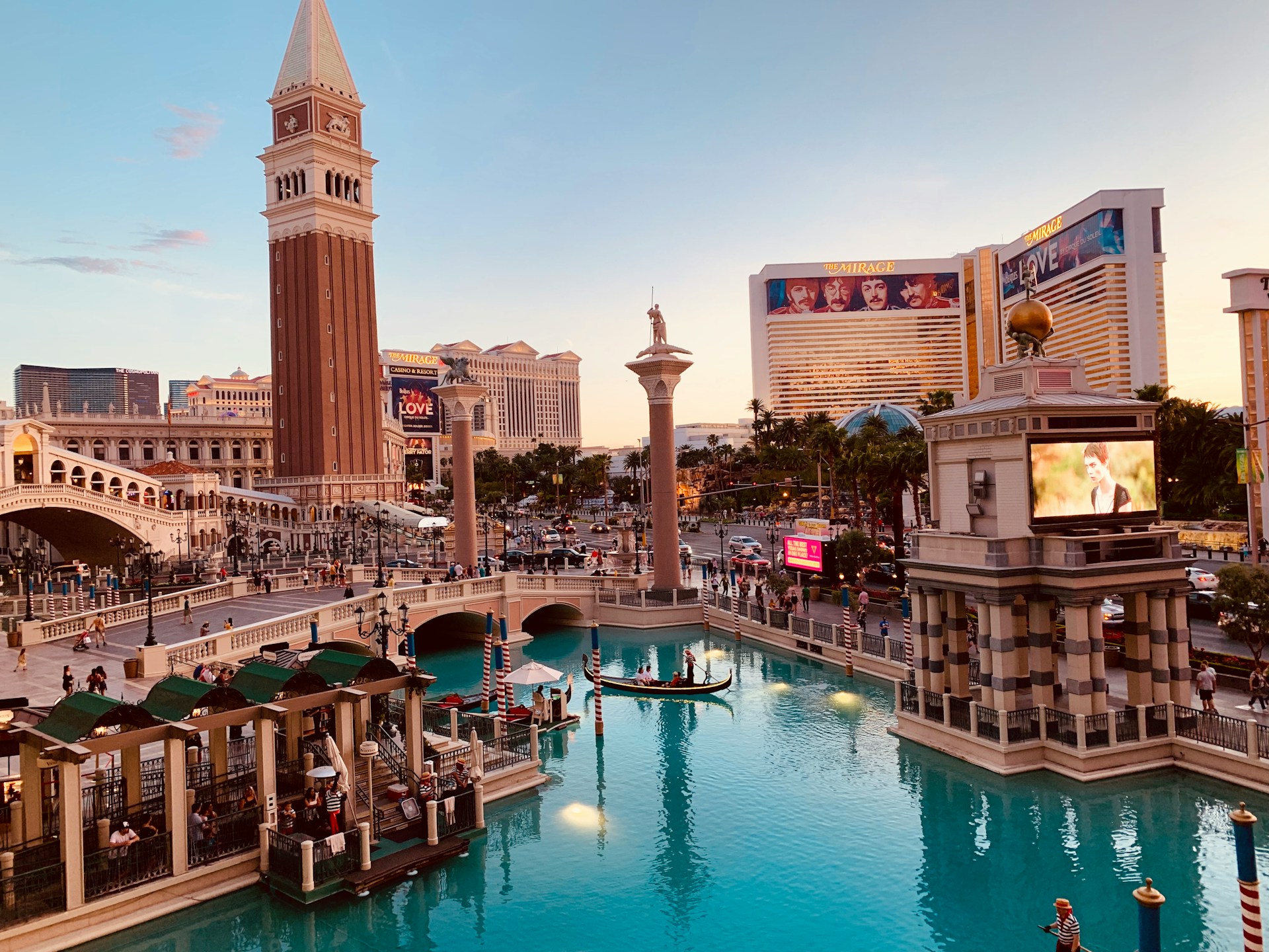 How to book a cheap hotel in Las Vegas?